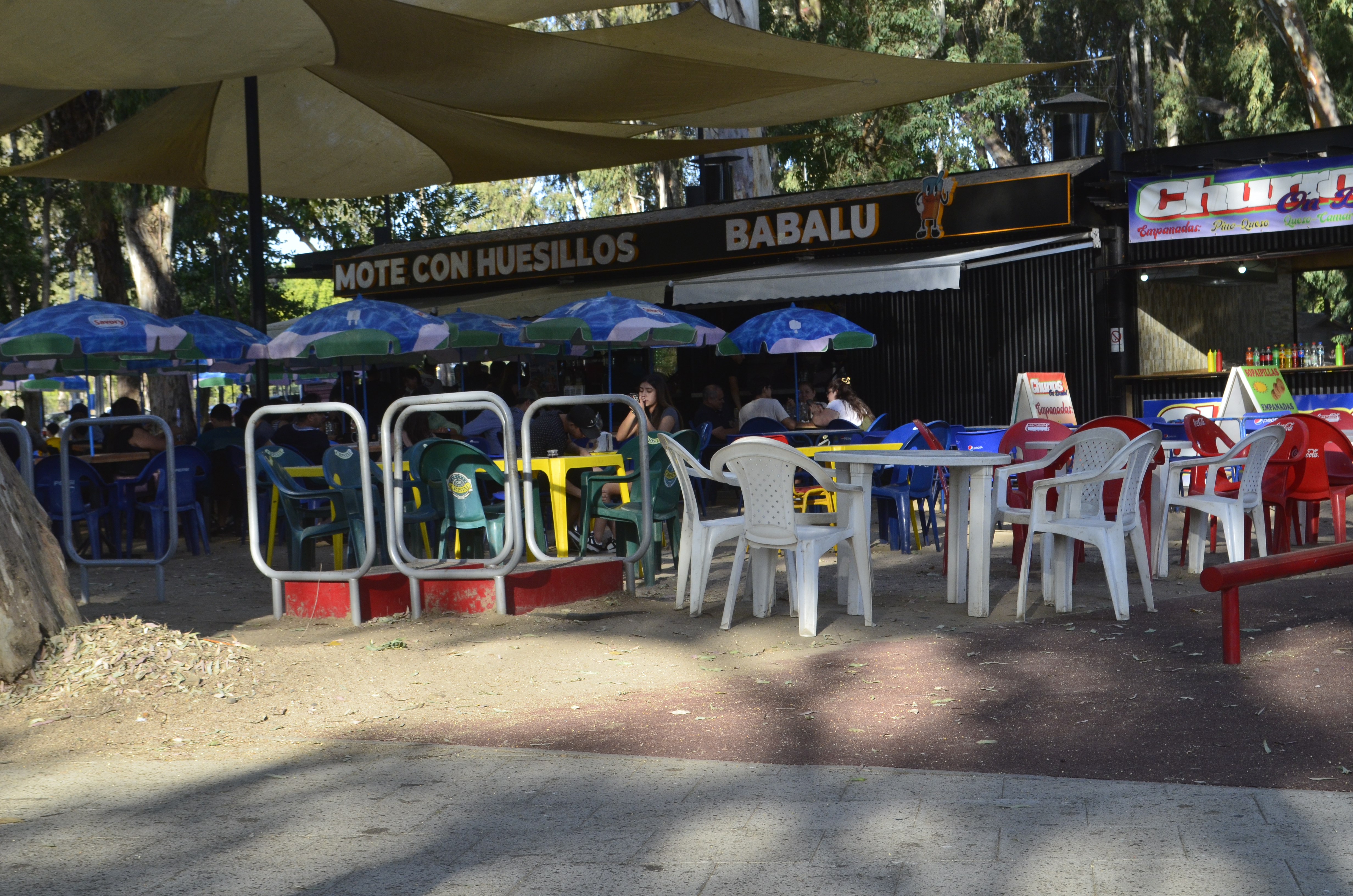 Fotografía de las sillas cercanas a los foodtrucks del Parque